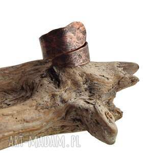 pierścionek z kutej, oksydowanej miedzi /49/ biżuteria miedziana