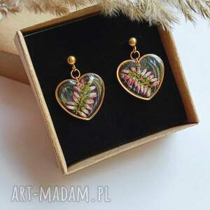 Prezent Kolczyki serca z żywicy z zatopionymi kwiatami wrzosa