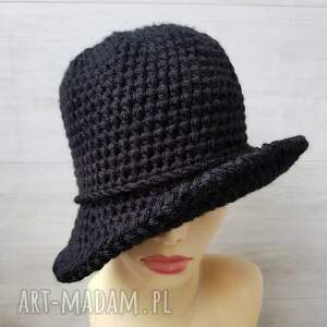 czarny kapelusz w stylu art deco, robiony szydełkiem, szydełkowa czapka