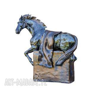 Prezent Ceramiczna rzeźba konia na postumencie - Cube Ferndynand