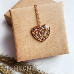 wisiorek z żywicy serce zatopionymi kwiatami wrzosa, biżuteria artystyczna