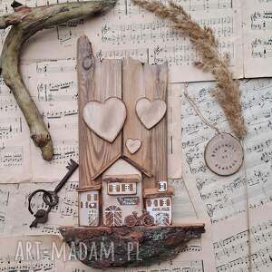 rustykalny wieszak z domkami no 1, prezent dla babci dziadka, pomysł