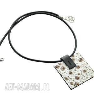 zawieszka na rzemyku, skórzany naszyjnik, srebnro - brązowy, naszyjnik z rzemyka