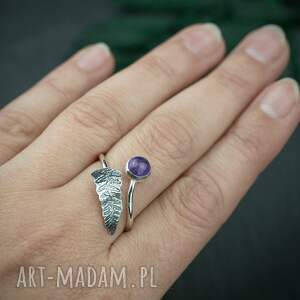 srebrny regulowany pierścionek z ametystem i liściem paproci, pierścionek z fioletowym