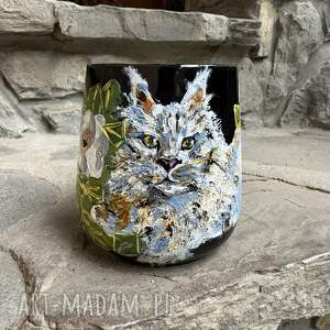 Porcelanowy kubek ręcznie malowany Kot Maine coon w dzikiej róży - art-Madam.pl
