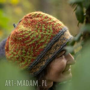 czapka beret wełniana wśród paproci rustykalna, botaniczna