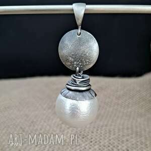 shell - wisiorek 01, srebro oksydowane z perła, arvena biżuteria