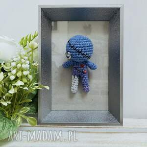 dekoracje laleczka voodoo w ramce szydełkowe rękodzieło prezent z czarnym
