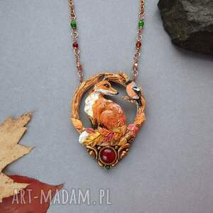 naszyjnik z lisem i gilem w jesiennym lesie