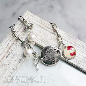bransoletka na prezent dla mamy - maki w szkle i zawieszki z perłą kluczyk