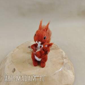 z maleństwem - filcowana figurka, wiewiórka
