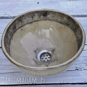 umywalka z odbitą koronką zdobieniem