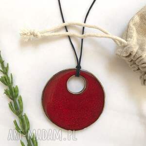 ceramika ana wisior w czerwieni, biżuteria ceramiczna gliny
