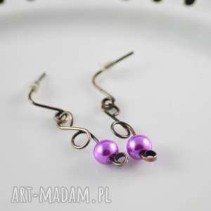 elegant purple - kolczyki minimalistyczne ze szklanymi perłami, perły szklane