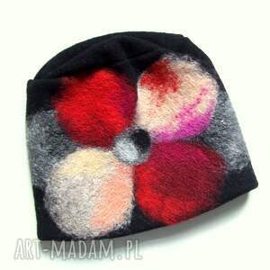 handmade czapki czarna czapka z filcowanym wzorem