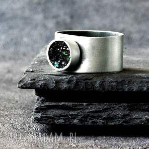 srebrny nowoczesny pierścionek z karborundem, biżuteria kamieniami