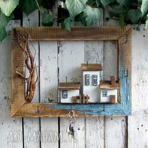 ramka z domkami i haczykami - wieszaczek na klucze drewniane domki, prezent