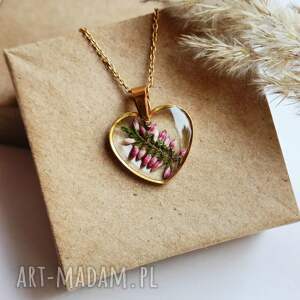 Prezent Wisiorek z żywicy serce z zatopionymi kwiatami wrzosa