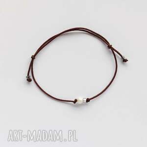 Okrąg bransoletka z perłą i brązowymi szklanymi koralikami - handmade prezent dla kobiet