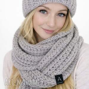 Komplet i szal robione na szydełku, czapka dziergana