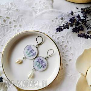 Kolczyki wyszywane jasne z perłami lawendowe, haft ręczny