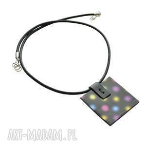 Prezent Czarny skórzany naszyjnik z zawieszka w kolorowe