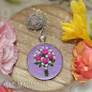 NASZYJNIK BUKIET RÓŻOWYCH RÓŻ Z MARGARETKAMI I KWARCEM RÓŻOWYM