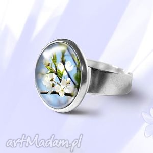 pierścionek - błękitne niebo - kwitnące kwiaty