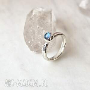 z kamieniem księżycowym, srebrny pierścionek