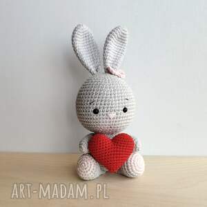 maskotki króliczek z czerwonym serduszkiem na szydełku, walentynki, prezent