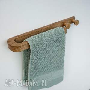 dębowy wieszak przyklejany idealny do małych przestrzeni gałkami