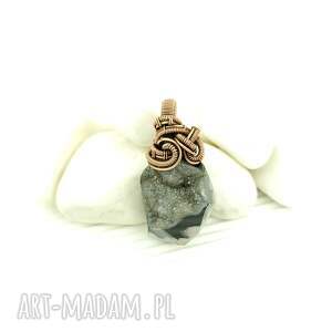 blue pearl art agat z druzą wisiorek wire wrapping, kamieniem