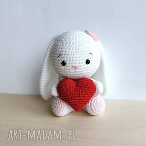 maskotki biały króliczek z czerwonym serduszkiem, serce na szydełku