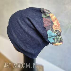 czapka w kolorze jeansu z kwiatami na podszewce,dobra na codzienne noszenie,uniwersalna