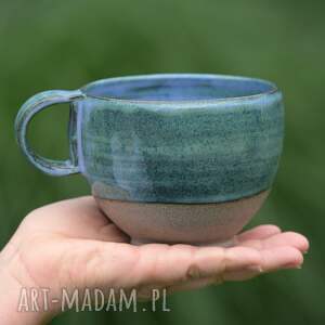 duży kubek niebieski stół kamionka herbata