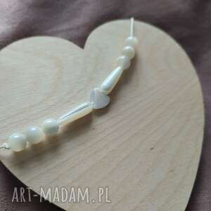 Prezent Bransoletka z jedwabnego sznurka i koralikami z masy perłowej