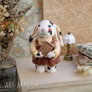 Prezent Króliczek z książką, figurka królik, dla czytelnika