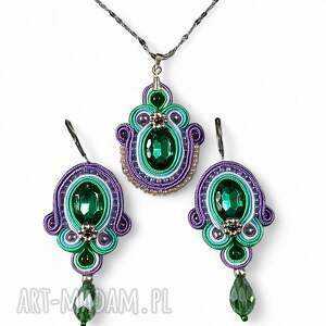 Komplet biżuterii sutasz zielono fioletowo biały, kolczyki, wisiorek, zawieszka, łańcuszek stał