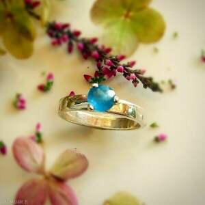 srebrny pierścionek z lazurowym jadeitem, pojedynczy kamień