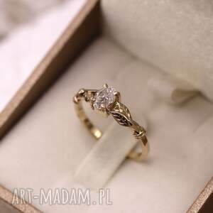 z moissanitem - pierścionek złoty