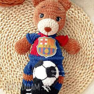 miś piłkarz z piłką, szydełko, maskotka, fc barcelona na prezent