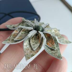 Skórzany kwiat boho na czarnym rzemieniu, zawieszka