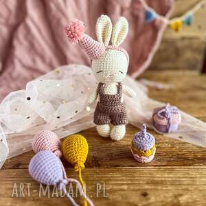 handmade lalki wyjątkowy prezent urodzinowy: szydełkowy króliczek
