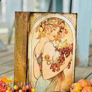 Kufer w kształcie książki, dla miłośniczki malarstwa Alfonsa Muchy