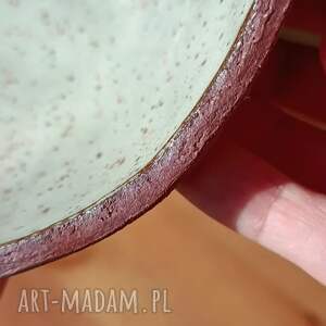 prezentacja wideo serduszko ceramiczne na nóżkach, brązowa glina, kolor ciepłej