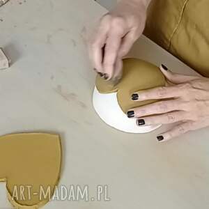 prezentacja wideo serduszko ceramiczne na nóżkach, brązowa glina, ciepły