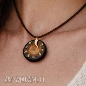 drewniany wisiorek - oliwin i dąb ręcznie rzeżbiony naszyjnik z drewna