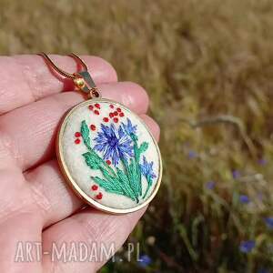 Ręcznie haftowany wisior Chabry - boho na filcu, bez niklu