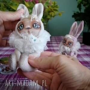 prezentacja wideo beżowy króliczek - artystyczna lalka kolekcjonerska