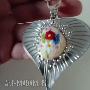 ręcznie haftowany wisior bukiet w sercu na filcu stylowo, boho, niebanalnie bez